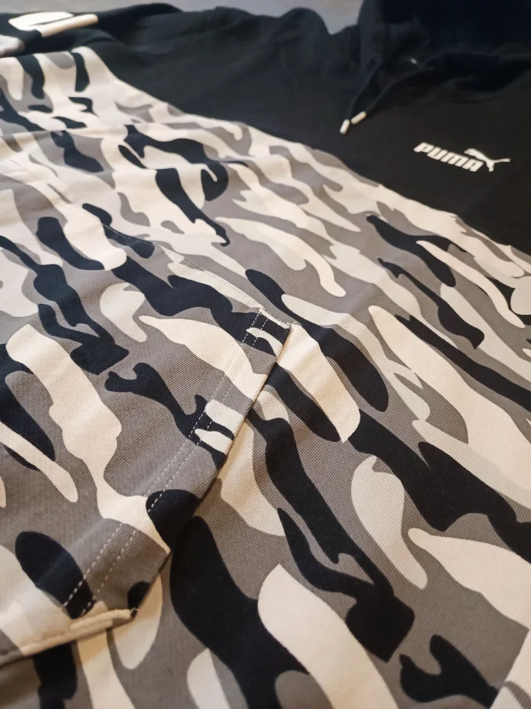 Puma hoodie pull in size M in very good condition with a black and white camouflage colorway – photo 4